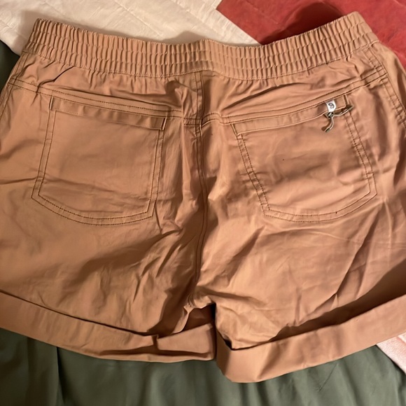 Khaki color shorts - Picture 3 of 3